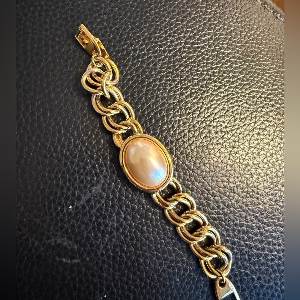 Gold and pearl bracelet!! Great condition - statement!